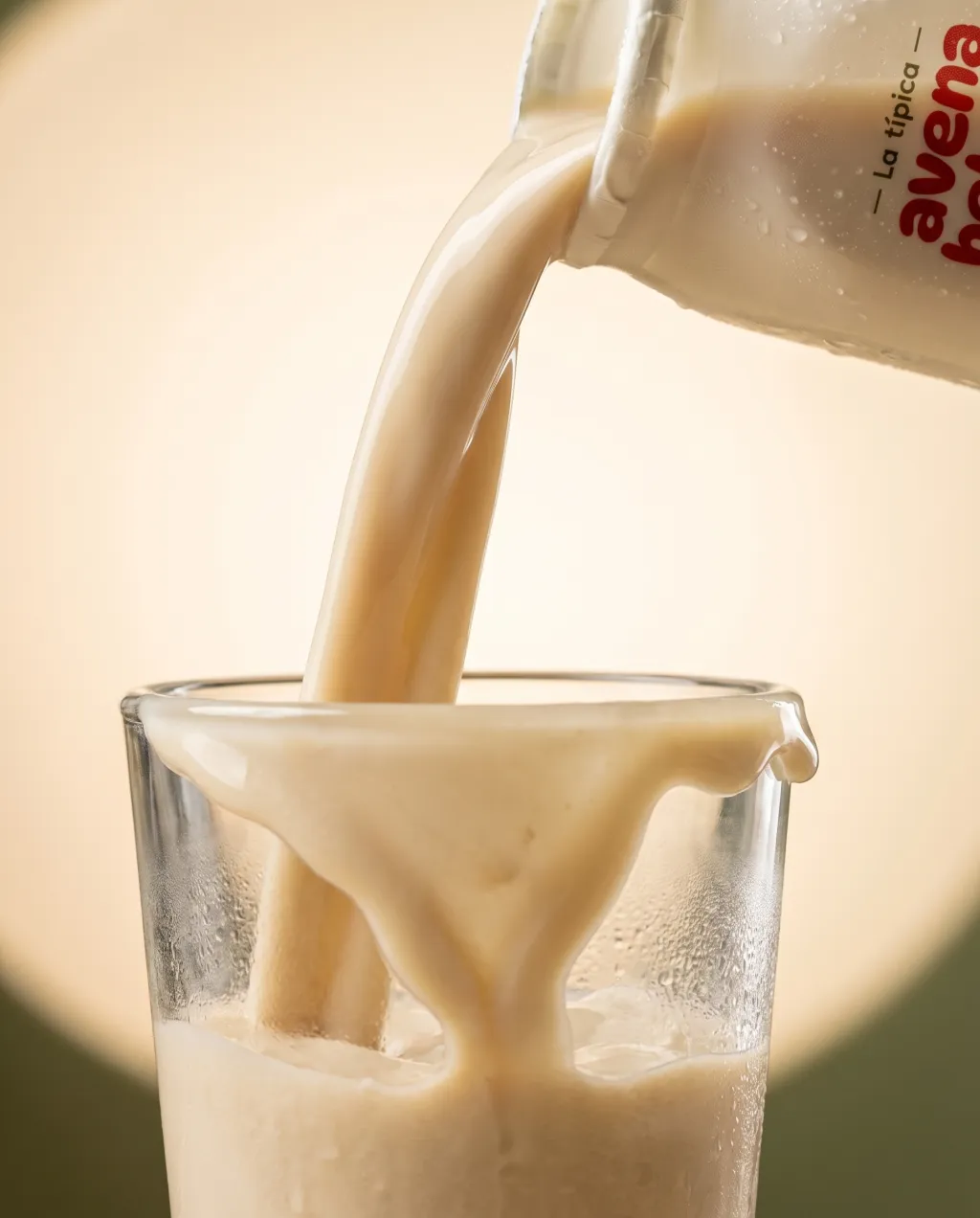 Avena cubana servida en vaso, espesa y cremosa